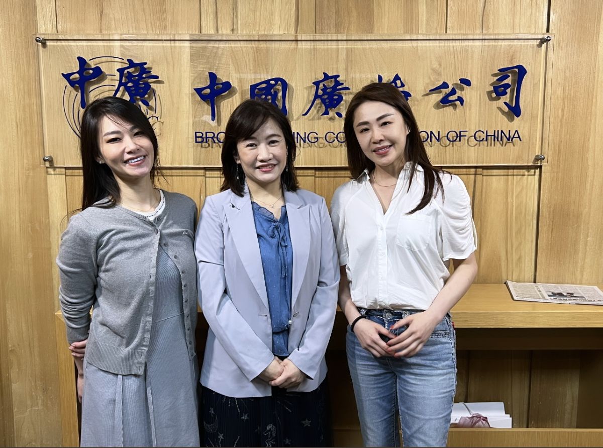 ▲2位前空姐王如意（左）、李婉鈺（右）今（11）日聯袂參加中廣新聞網的廣播節目，暢談空姐投入政壇的優劣勢。（圖／台灣民眾黨提供）