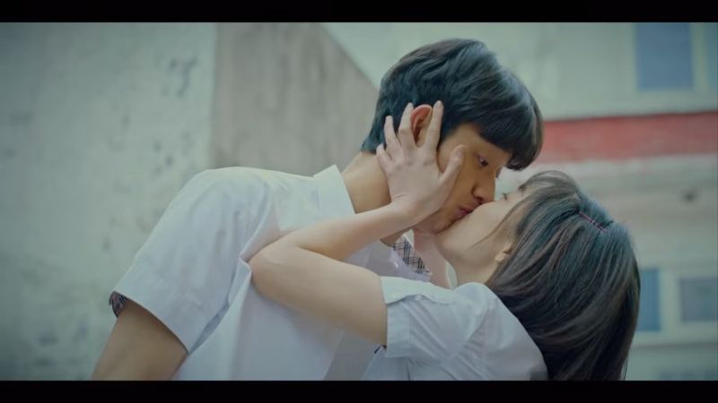 ▲《我們的藍調時光》中，高中時的李姃垠跟車勝元接吻。（圖／翻攝Netflix）
