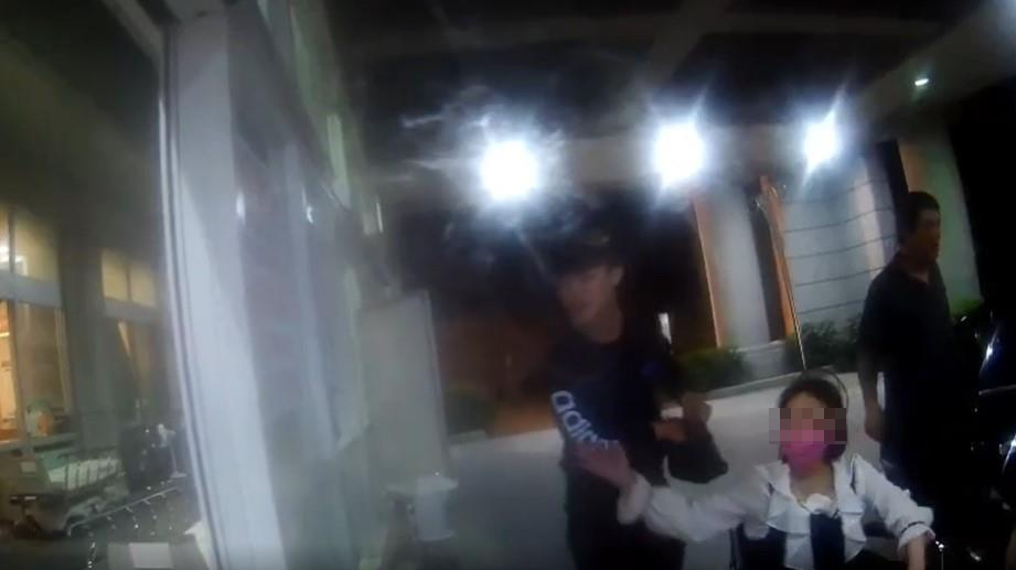 ▲今（11）日凌晨，新北市一名李姓男子發現妻子身體不適就醫，因為「未配戴口罩」被勸導，更不滿醫院沒賣口罩，與保全發生口角，暴怒飆罵髒話。（圖／翻攝爆料公社）