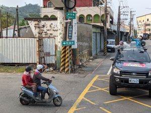 ▲林慧欣也持續做最後衝刺，邀請立委邱議瑩站上宣傳車繼續掃街拜票，拚到民調最後一刻。(圖／邁向行動大聯盟提供)