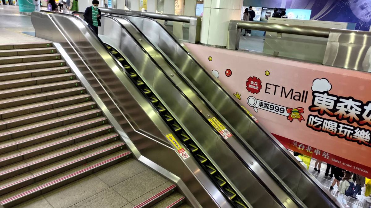 ▲一名網友站在手扶梯左邊，遭到阿伯怒嗆「法律規定左邊不能站人！」（示意圖／記者詹鎰睿攝影）