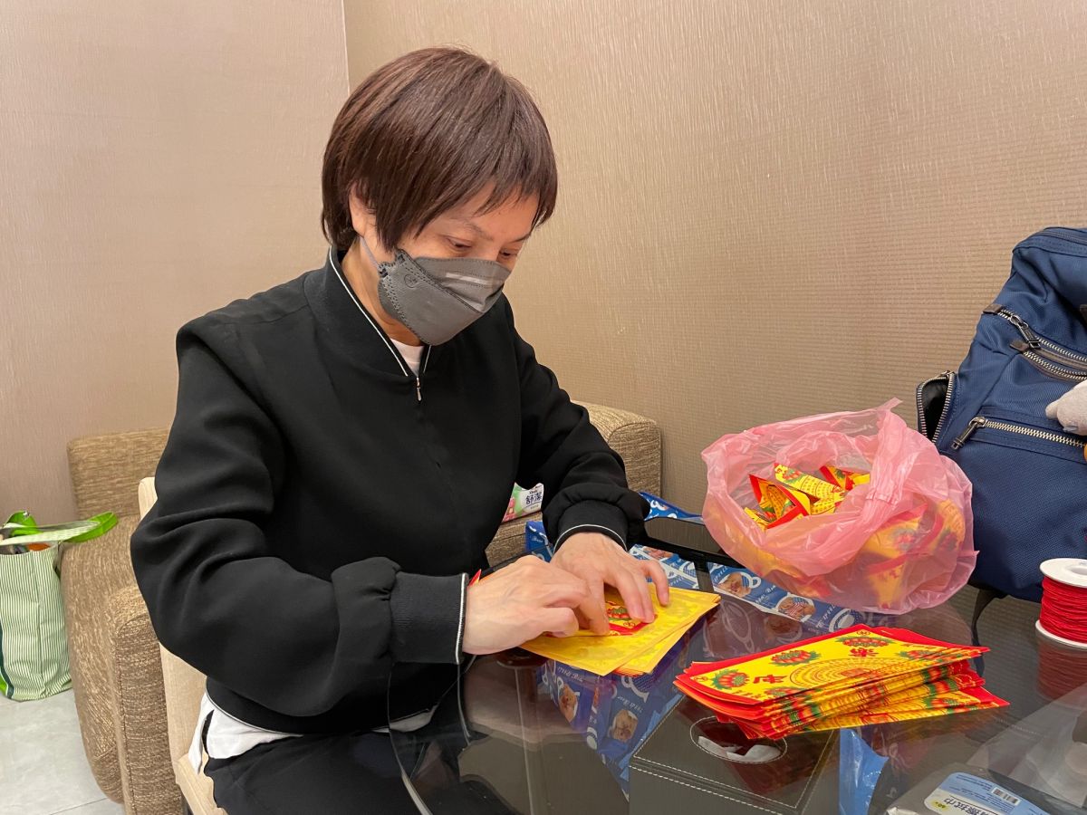 ▲唐美雲忍痛簽母親唐冰森的放棄急救書。（圖／民視提供）