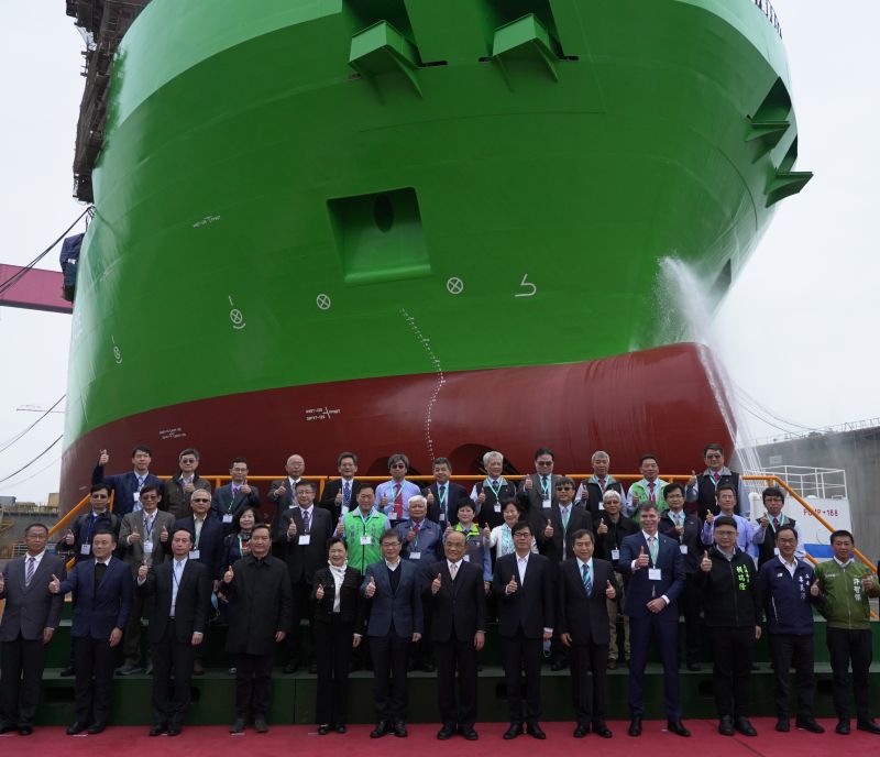 ▲台灣國際造船公司建造環海翡翠輪下水，為國內首艘離岸風電大型浮吊船。(圖／台灣國際造船公司提供)
