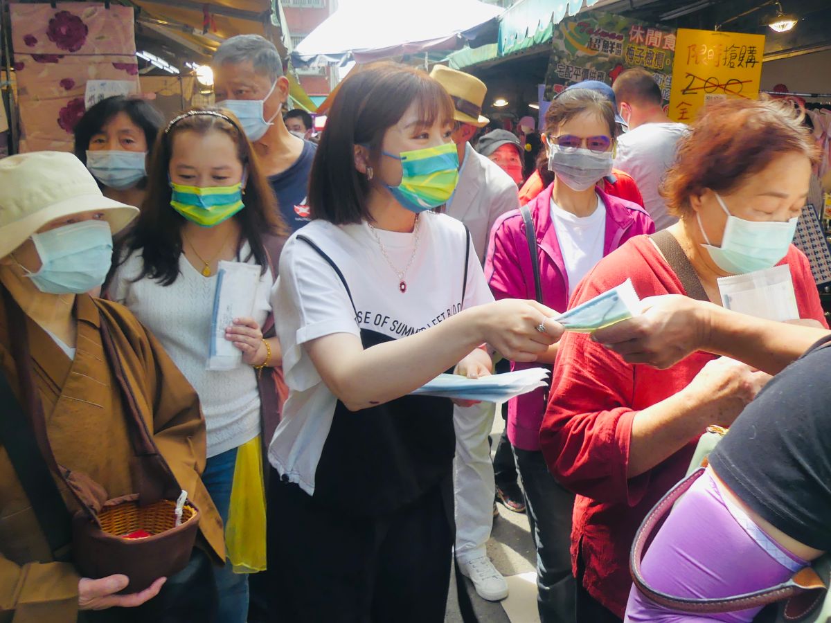 ▲楊小黎（中）去市場宣傳喊到燒聲。（圖／客台）