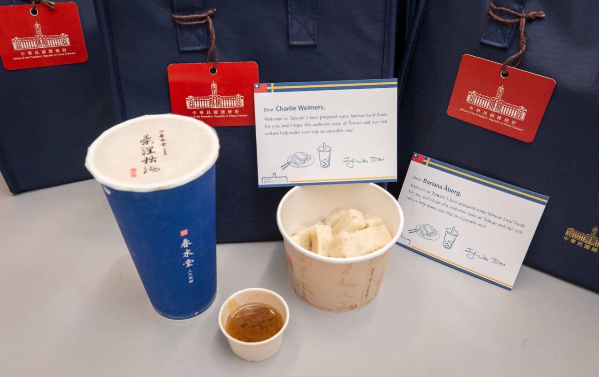 ▲蔡英文準備珍珠奶茶與蘿蔔糕予訪賓。（圖／翻攝自蔡英文臉書）