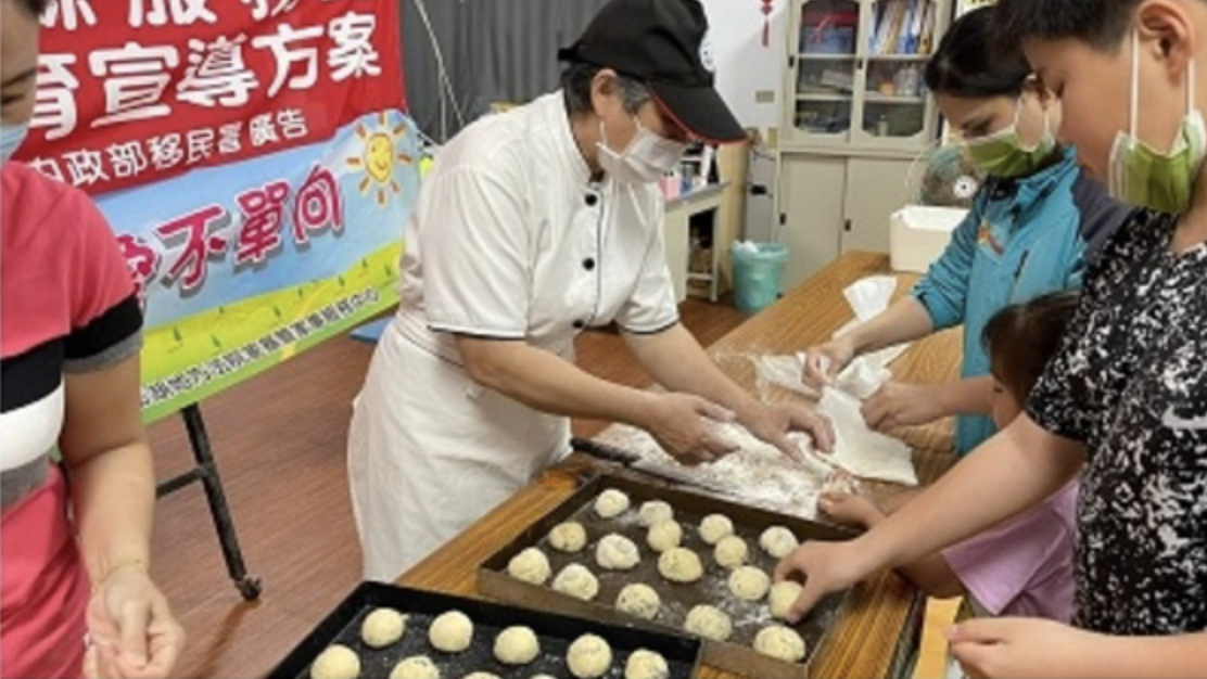 ▲移民署辦理的家庭教育及多元文化課程邀請鄭淑卿女士擔任講師，現場教學烘焙和烹飪技術。（圖／移民署提供）