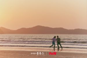 ▲劇中，李炳憲跟申敏兒看海嬉戲。（圖／tvN）