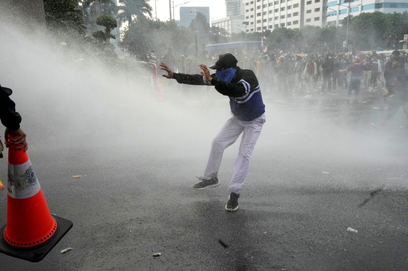 印尼學生國會前抗議　警方發射催淚瓦斯和水柱驅離
