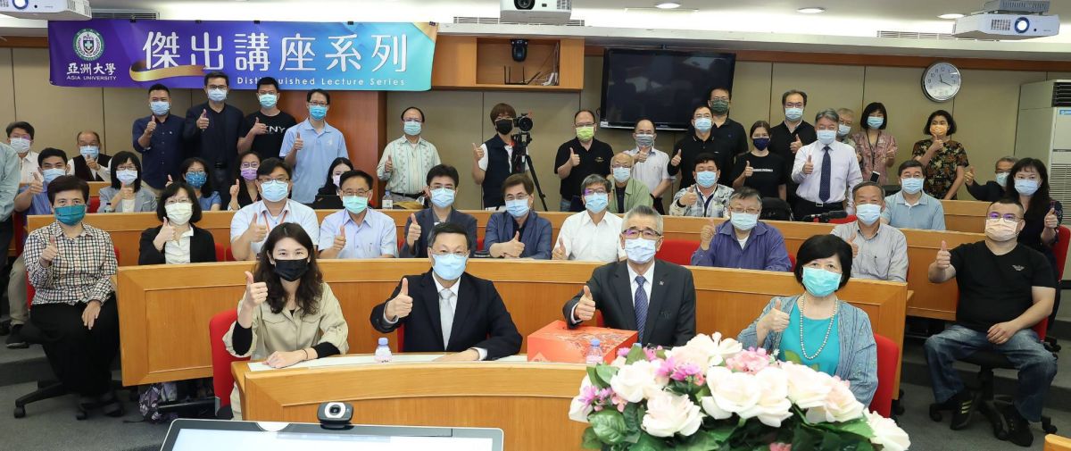 ▲信義企業集團創辦人周俊吉（前排右二）至亞洲大學演講「永續發展」，獲得師生們熱烈迴響。（圖／信義房屋提供）