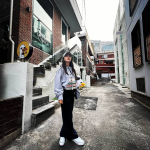 ▲▼金泰希在家附近外拍。(圖/金泰希IG) ▲▼金泰希在家附近外拍。(圖/金泰希IG)