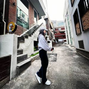 ▲▼金泰希在家附近外拍。(圖/金泰希IG) ▲▼金泰希在家附近外拍。(圖/金泰希IG)