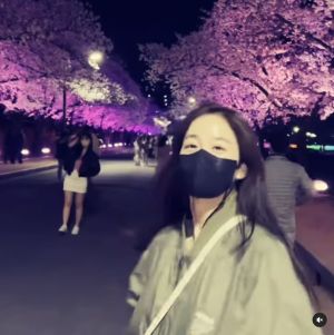 ▲▼金泰希夜間賞櫻。(圖/金泰希IG) ▲▼金泰希夜間賞櫻。(圖/金泰希IG)