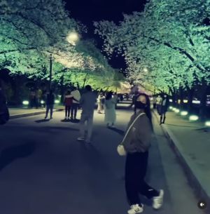▲▼金泰希夜間賞櫻。(圖/金泰希IG) ▲▼金泰希夜間賞櫻。(圖/金泰希IG)