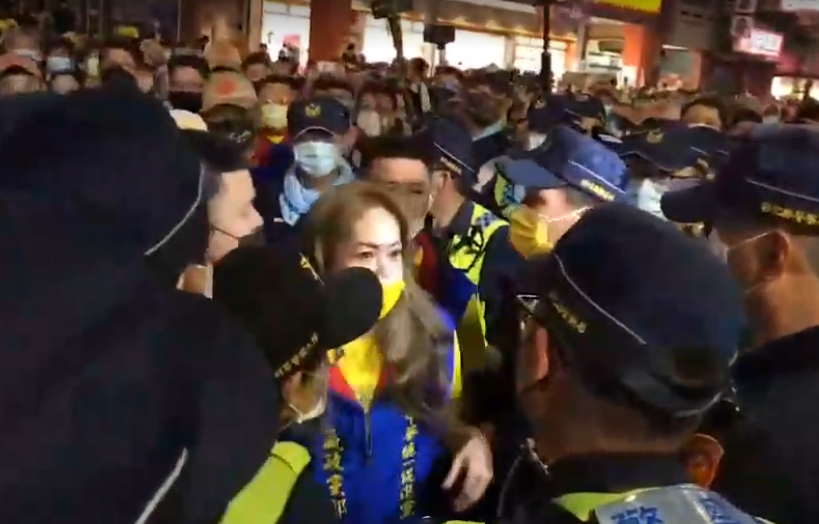 ▲9日晚間，統促黨總裁「白狼」張安樂一行人，涉嫌帶隊搶轎與警引發衝突，當天護駕的吳金虎、李家葳遭警依妨礙公務罪移送，檢方諭令15萬、20萬元交保。（圖／翻攝自記者爆料網）