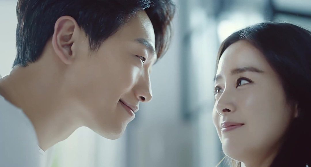 ▲金泰希（右）和老公Rain保養功力了得。（圖／金泰希IG）