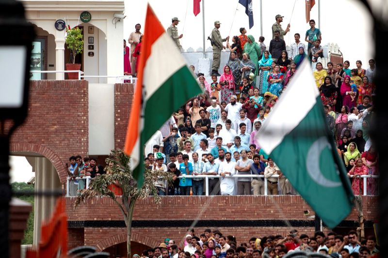 ▲印度總理莫迪（Narendra Modi）與巴基斯坦新任總理夏巴茲．夏立夫（Shehbaz Sharif）互釋善意，為兩國修補關係留下空間。圖為印巴2國國旗。（圖／美聯社／達志影像）