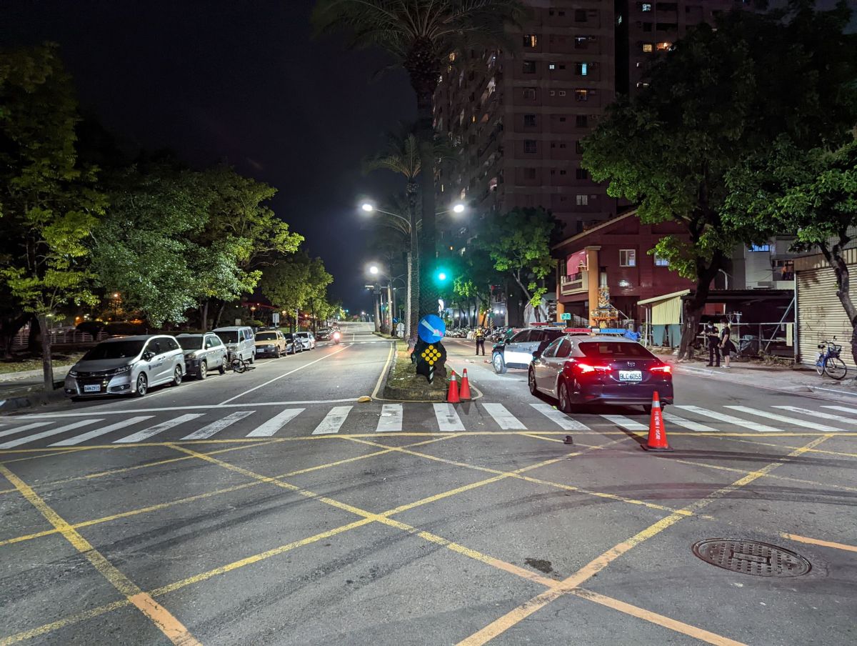 ▲高雄單車騎士路口待轉，遭19歲汽車駕駛直行撞上，經送醫仍傷重不治。（圖／翻攝畫面）