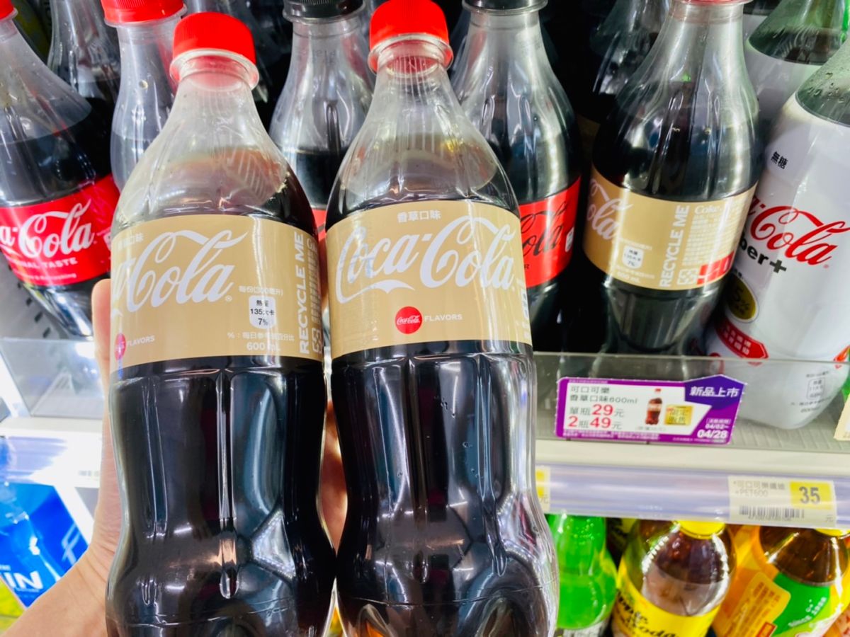 ▲「肥宅快樂水」可口可樂一口氣回歸兩大口味，在7-11限定販售被譽為「最好喝的口味」香草口味可口可樂；全家便利商店則是開賣櫻桃口味可口可樂。分別祭出嘗鮮價優惠，比漲價前還便宜。（圖／記者蕭涵云攝）