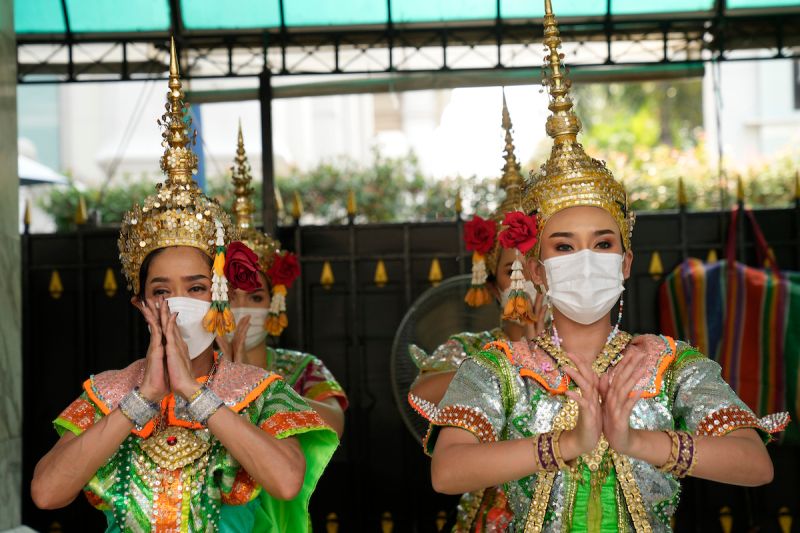 ▲泰國宣布結束去年6月至今的全國口罩令。圖為泰國舞者戴著口罩進行表演。（圖／美聯社／達志影像）