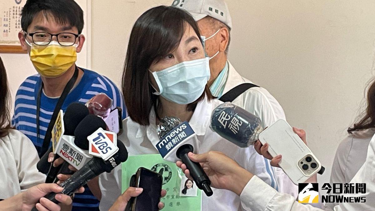 ▲民進黨前台北市議員顏聖冠12日上午前往北市黨部，回鍋登記參選黨部主委。（圖／記者丁上程攝，2022.04.12）