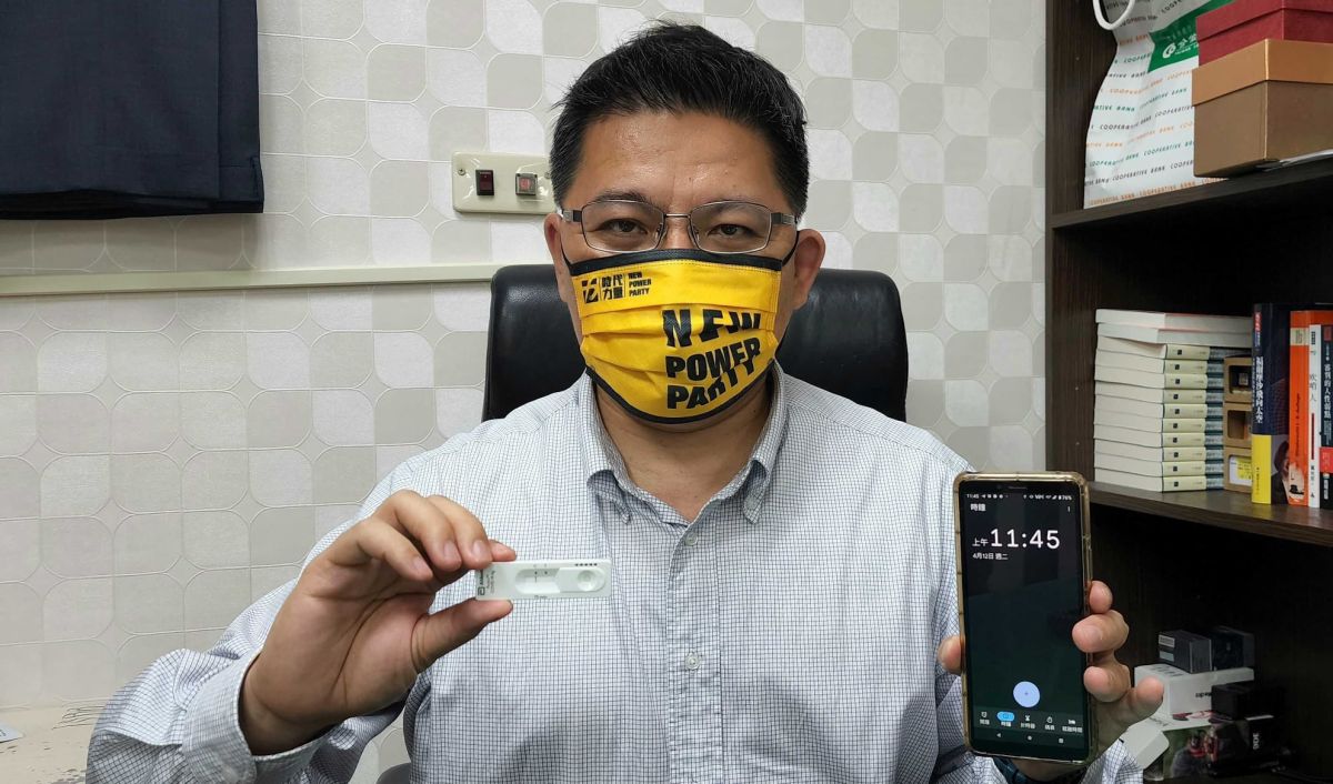 ▲時代力量立委邱顯智在臉書秀出快篩陰性結果。(圖／邱顯智臉書)
