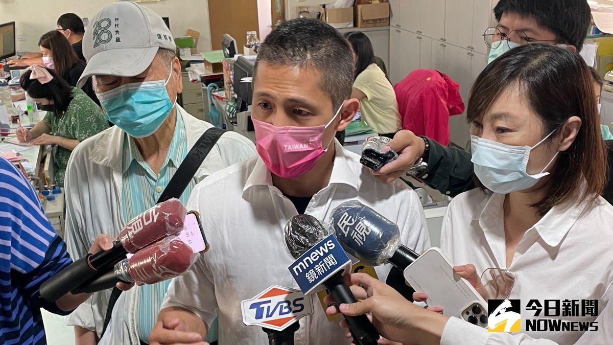 ▲針對不爭取民進黨北市黨部主委連任的原因，是否與英系並未支持有關？吳怡農12日受訪時語帶怒氣回應，表示不爭取連任是跟所有黨員交代。（圖／記者丁上程攝，2022.04.12）