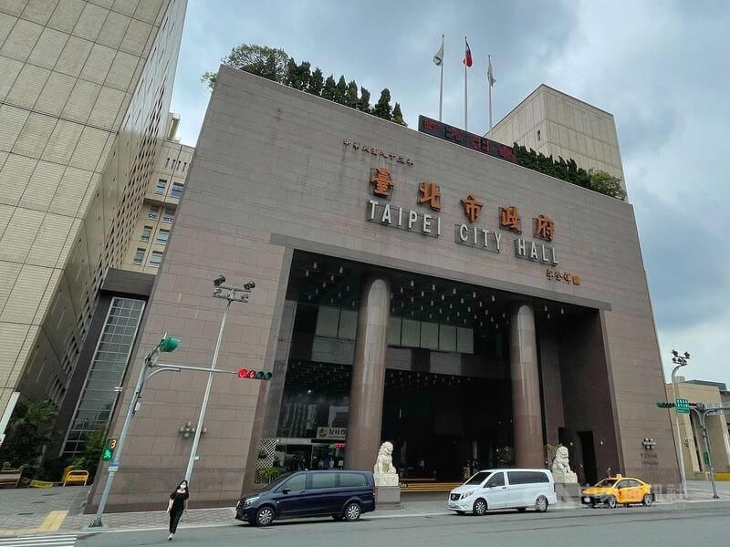 ▲COVID-19疫情升溫，台北市政府12日傳出1名員工確診，據指出，這名員工平常辦公空間在市政大樓10樓，同樓層已被軟性封鎖。（中央社檔案照片）