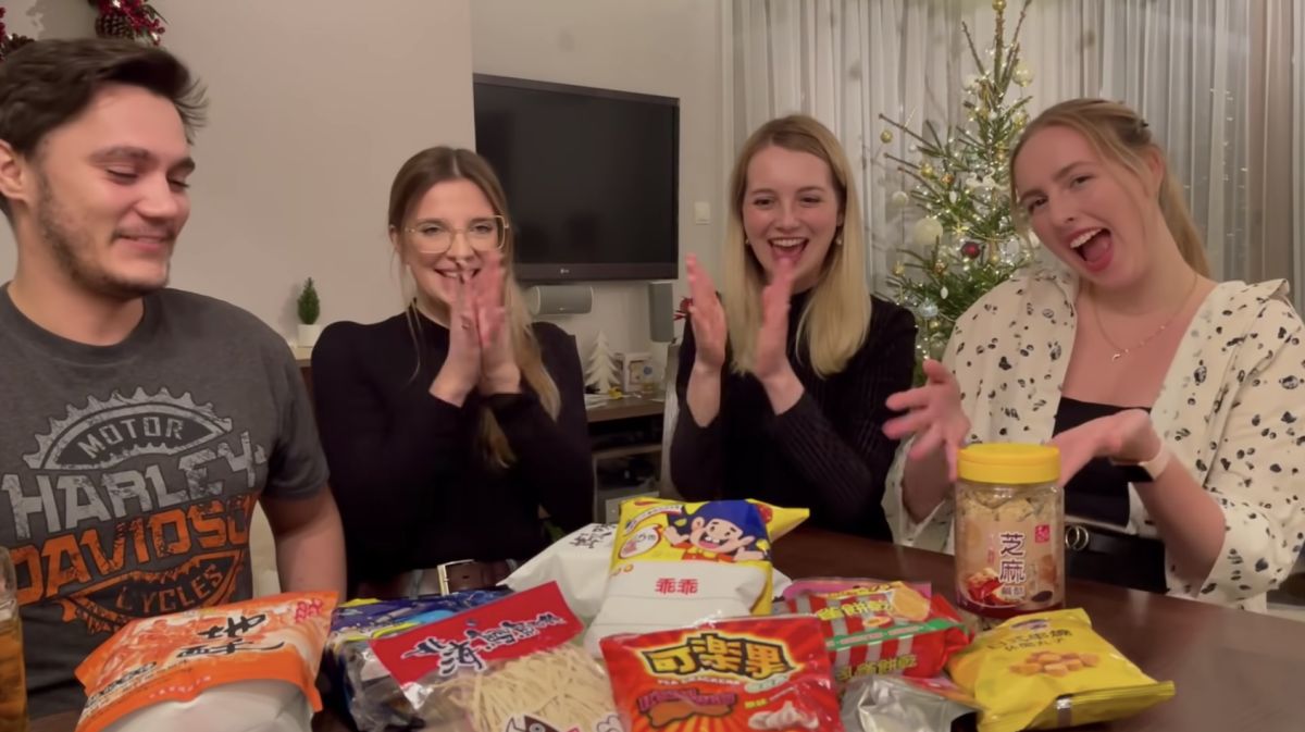 ▲波蘭正妹安娜日前就帶回整桌台灣當地零食給妹妹及朋友們品嚐，並當場做出評價。（圖／翻攝自「波蘭Anna」YouTube）