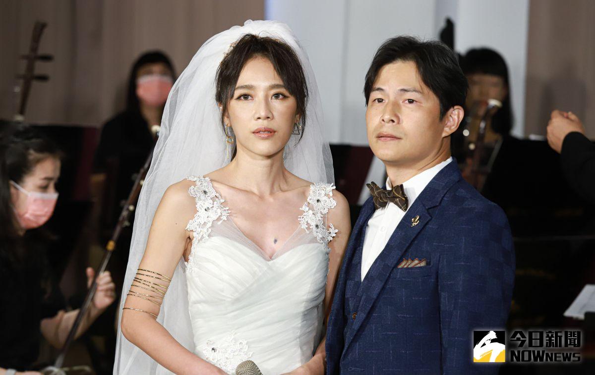 ▲方宥心（左）暴瘦配對孫協志，婚紗靠夾子才穿得住。（圖／記者葉政勳攝）