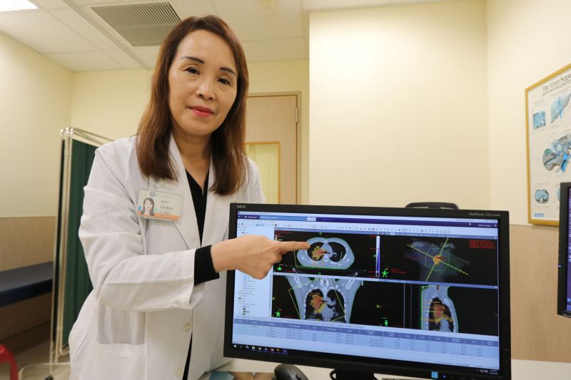 ▲醫師鍾娜娜提醒，治療肺癌必須由多專科團隊合作，為病人量身打造最佳的治療計畫，才能達到最好的效果。(圖／醫院提供2022.4. 12 )