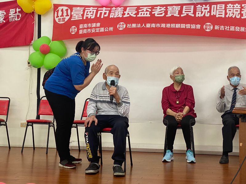 ▲94歲黃朝村阿公比賽中唱出好成績（圖／記者張振興攝，2022,04,12）