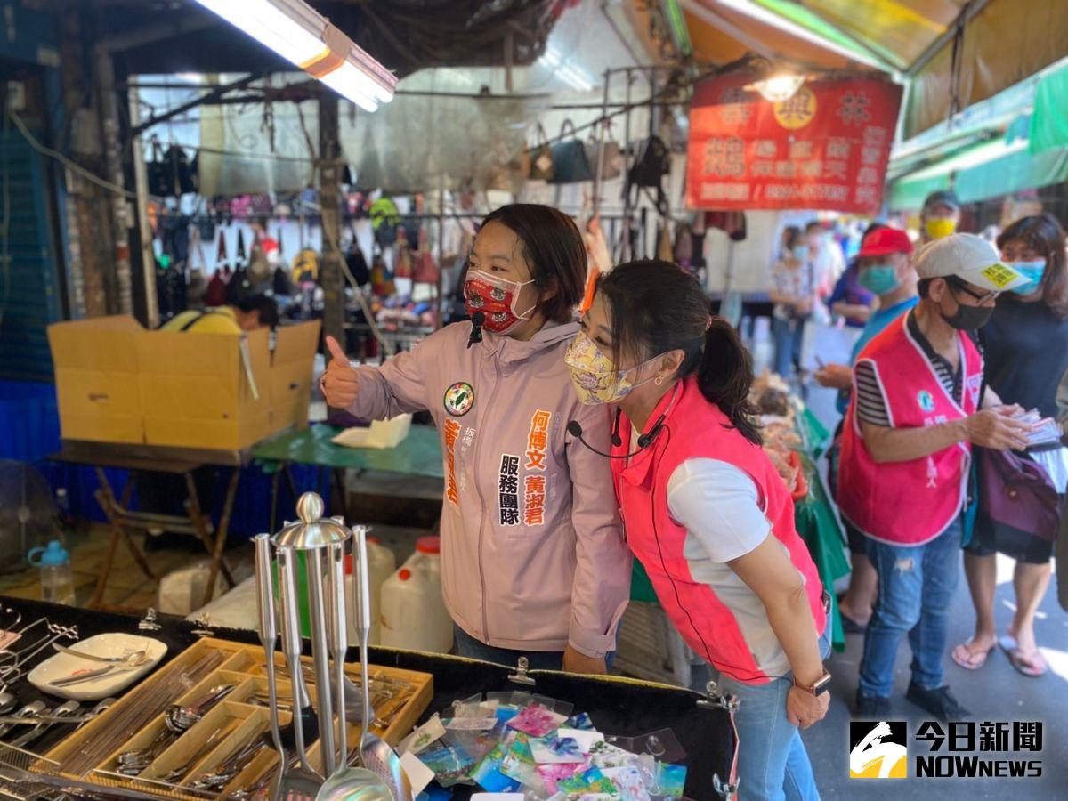▲立委林楚茵今（12）日陪同爭取新北市第5選區（板橋）議員提名的「理科媽媽」黃淑君，前往板橋區的埔墘市場拜票。（圖／記者陳志仁攝，2022.04.12）