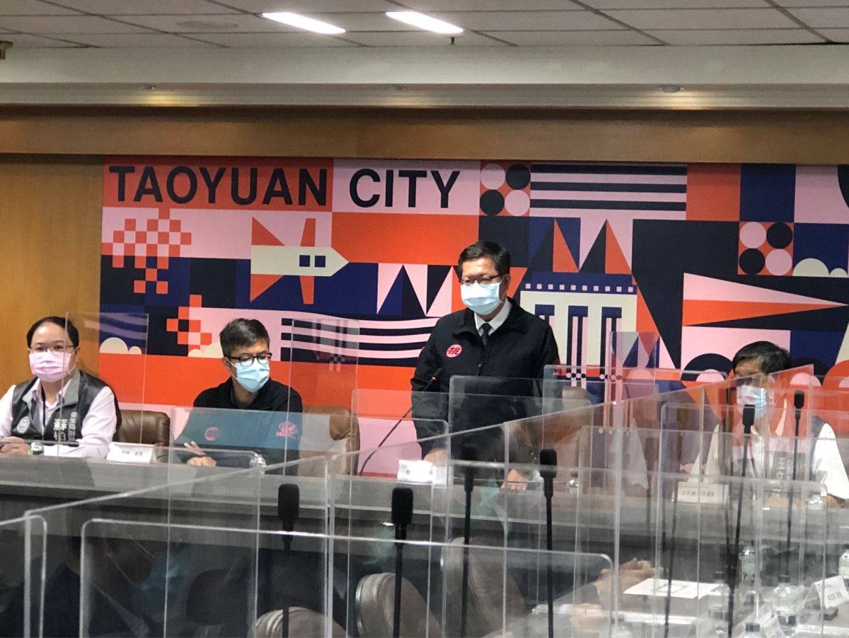 ▲鄭文燦下午說明疫情時表示，楓樹國小案採檢新增8位，可視為新的傳播鏈。（圖／桃園市政府提供）