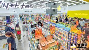 ▲松本清漢神巨蛋店為全新形象概念店,佔地近百坪,供應萬項商品。(圖/記者陳美嘉攝,2022.04.12) ▲松本清漢神巨蛋店為全新形象概念店,佔地近百坪,供應萬項商品。(圖/記者陳美嘉攝,2022.04.12)