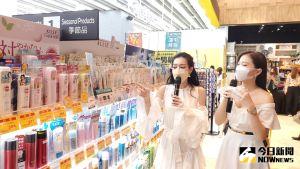 ▲王思佳擔任一日店長,現場為大家開箱導覽。(圖/記者陳美嘉攝,2022.04.12) ▲王思佳擔任一日店長,現場為大家開箱導覽。(圖/記者陳美嘉攝,2022.04.12)