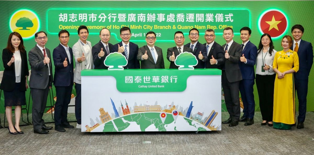 ▲國泰世華銀行胡志明市分行12日舉辦喬遷開業儀式。台北總行透過視訊連線胡志明市分行，由董事長郭明鑑（中）及總經理李偉正（左六）帶領兩地主管同仁進行慶祝儀式。（圖／國泰世華銀行提供）