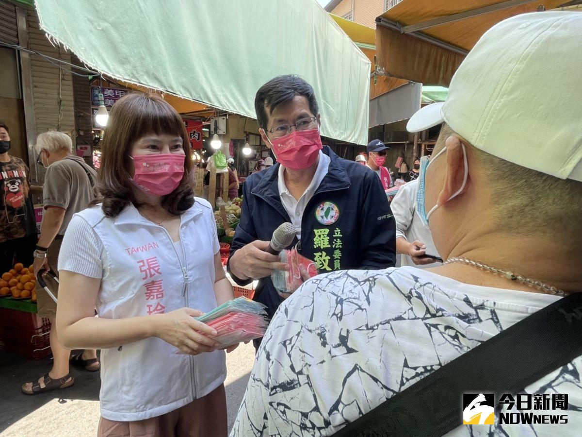 ▲立委羅致政與張嘉玲沿街問候店家、攤商與市民，沿路更不斷有加油凍蒜聲，非常熱情。（圖／記者陳志仁攝，2022.04.12）