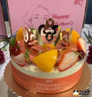 ▲85度C推母親節主題蛋糕共有六款，這款名為「女王的皇冠」，是以浪漫夢幻皇冠點綴，象徵媽媽優雅迷人魅力。（圖／記者金武鳳攝，2022.4.12)