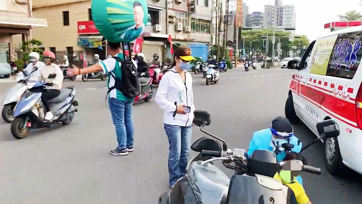▲鳳山區候選人蘇致榮今天在路口宣講時，一位機車騎士不幸和轎車發生擦撞，騎士摔倒在地，蘇致榮馬上放下手邊工作在現場協助，直到警方與救護車趕到。（圖／民進黨市議員候選人蘇致榮提供）