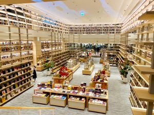 蔦屋書店新竹湳雅4/15試營運 6大亮點:獨家美食搶先看 ▲佔地450坪的蔦屋書店新竹湳雅店,一踏入店內俯瞰向萬冊藏書環抱、有如「涼亭」造型的獨特室內景觀,令人陶醉。(圖/記者蕭涵云攝)