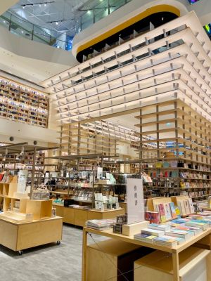 蔦屋書店新竹湳雅4/15試營運 6大亮點:獨家美食搶先看 ▲貫穿兩層樓高,淨高達十五米的環景書牆,令人過目難忘。(圖/記者蕭涵云攝)