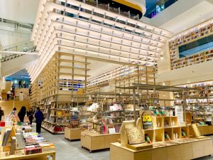 蔦屋書店新竹湳雅4/15試營運 6大亮點:獨家美食搶先看 ▲有如「涼亭」造型般向上延伸而開闊的線條,是蔦屋書店新竹湳雅店令人印象深刻的亮點。(圖/記者蕭涵云攝)