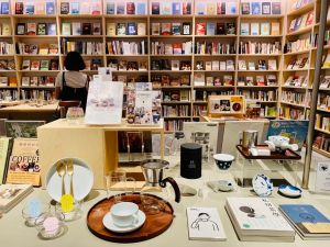 蔦屋書店新竹湳雅4/15試營運 6大亮點:獨家美食搶先看 ▲一桌一主題將飲食頻書籍搭配飲食器血一起陳列。(圖/記者蕭涵云攝)