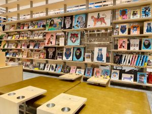 蔦屋書店新竹湳雅4/15試營運 6大亮點:獨家美食搶先看 ▲全店藏書逾三萬冊,大量選入藝術、設計、生活美學的外文書籍,還有沙發可舒適閱讀。(圖/記者蕭涵云攝)