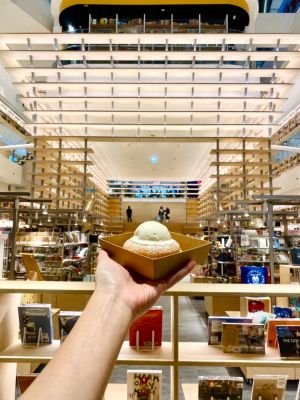 蔦屋書店新竹湳雅4/15試營運 6大亮點:獨家美食搶先看 ▲可以端著外帶純米甜甜圈於店內自由拍攝,預料將是網美瘋拍的特色打卡照。(圖/記者蕭涵云攝)
