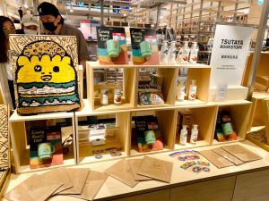 蔦屋書店新竹湳雅4/15試營運 6大亮點:獨家美食搶先看 ▲台北街頭傳說迷之塗鴉藝術家 「大腸王」之原創商品。(圖/記者蕭涵云攝)