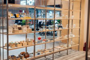 蔦屋書店新竹湳雅4/15試營運 6大亮點:獨家美食搶先看 ▲以精品櫃呈現日本職人精神的工藝品,用生活美物開啟前瞻視角。(圖/蔦屋書店提供)