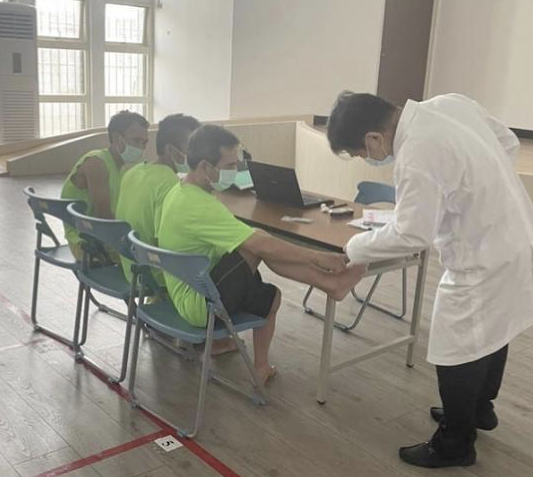 ▲移民署高雄收容所請在岡山地區執業的吳宗慶醫師定期到所為受收容人看診，提供溫馨醫療服務。（圖／移民署提供）