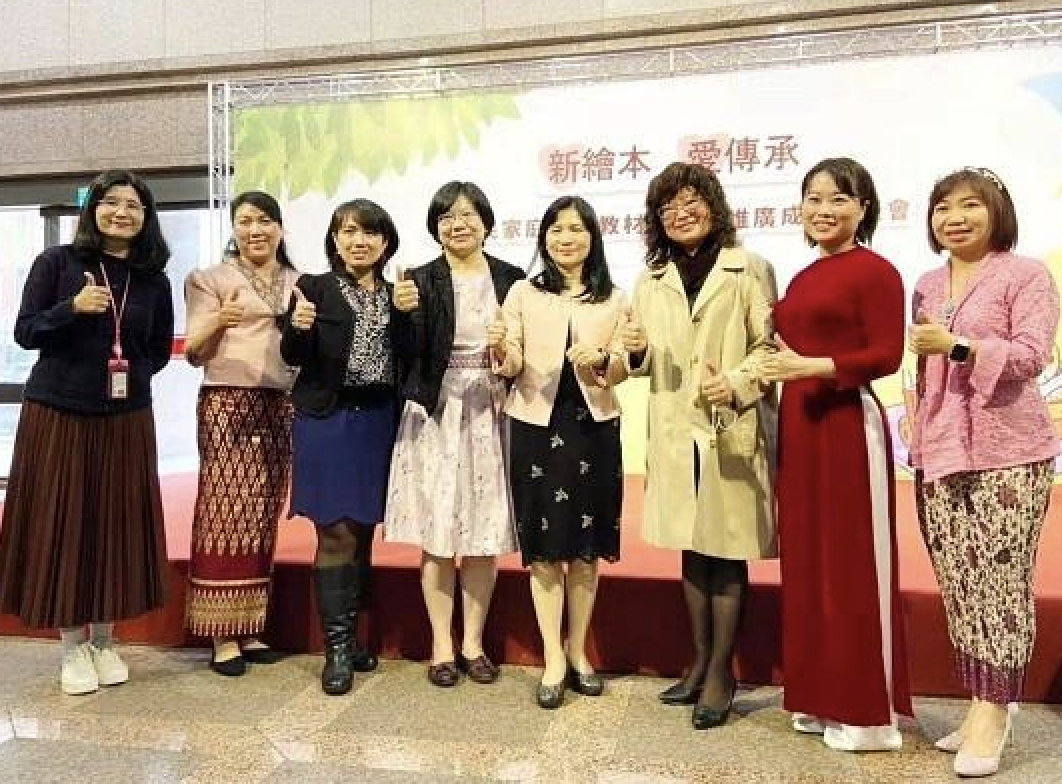 ▲國立嘉義大學幼兒教育學系葉郁菁教授協助教育部終身教育司研編三套，共計30本的新住民家庭母語教材。（圖／嘉義大學提供）