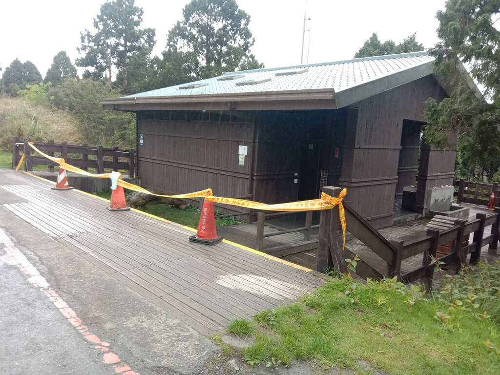 ▲林務局羅東林區管理處12日表示，7日曾有COVID-19確診者到太平山國家森林遊樂區翠峰湖環山步道，並使用公廁，管理處已暫時封閉公廁，13日起將針對相關環境加強清潔及消毒。（圖／中央社）